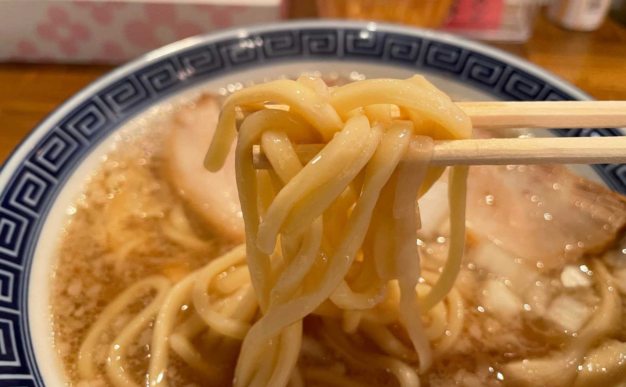 熱海 ラーメン「ゴールデンアイ」(goldeneye) なおじ背脂醤油ラーメン 麺
