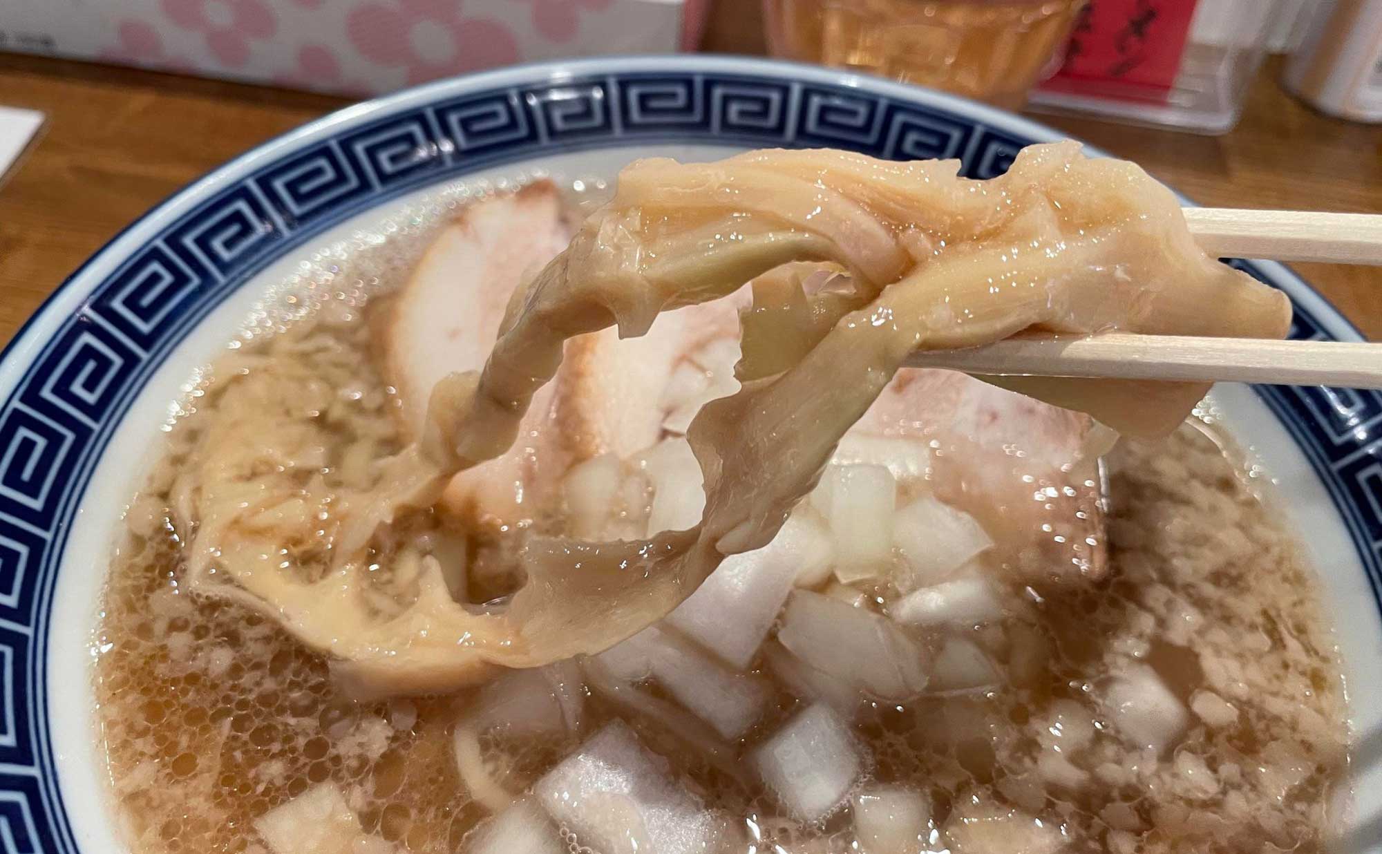 熱海 ラーメン「ゴールデンアイ」(goldeneye) なおじ背脂醤油ラーメン メンマ