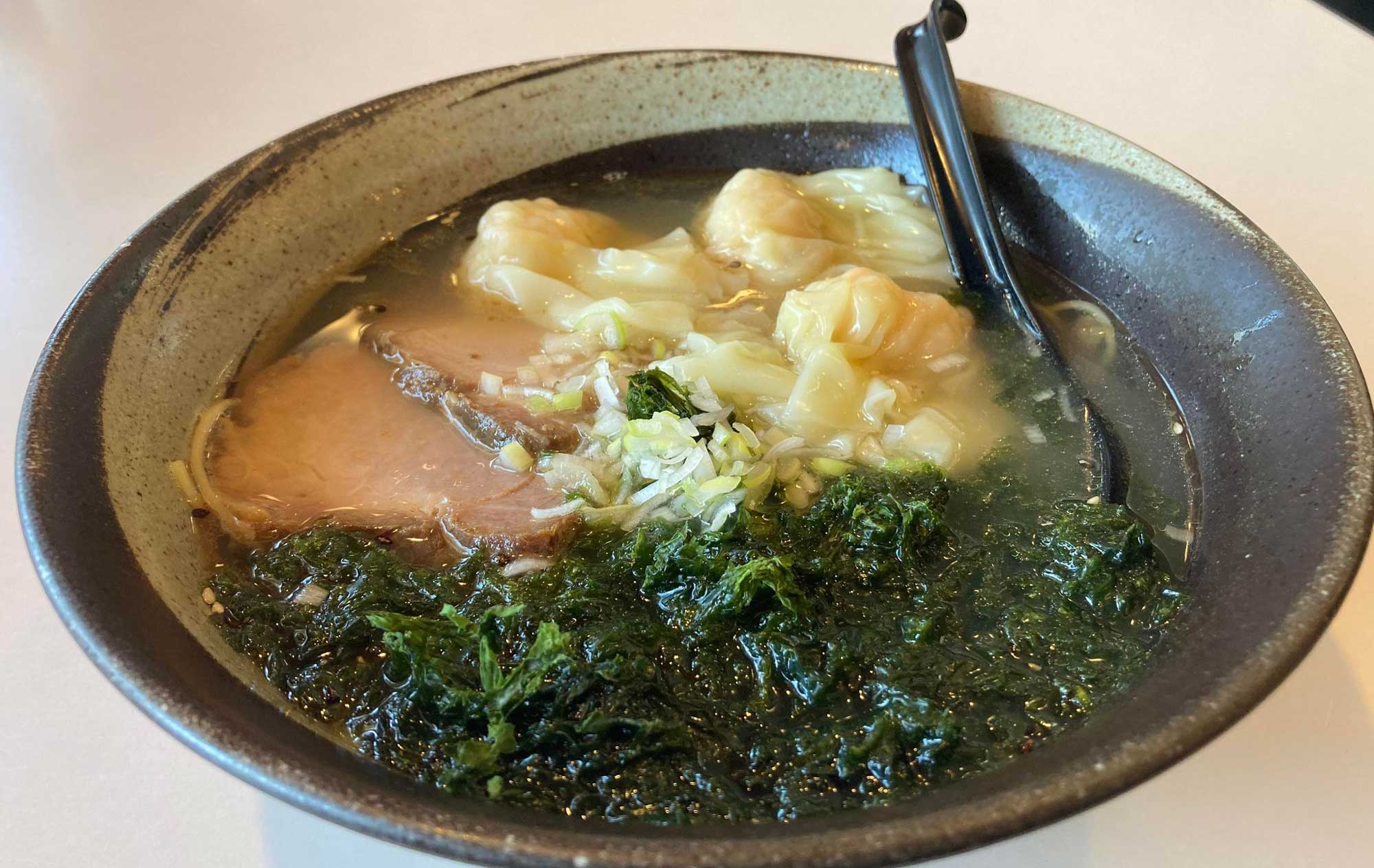 下田 ラーメン「一品香」(Ippinka) ワンタン入り塩ラーメン1