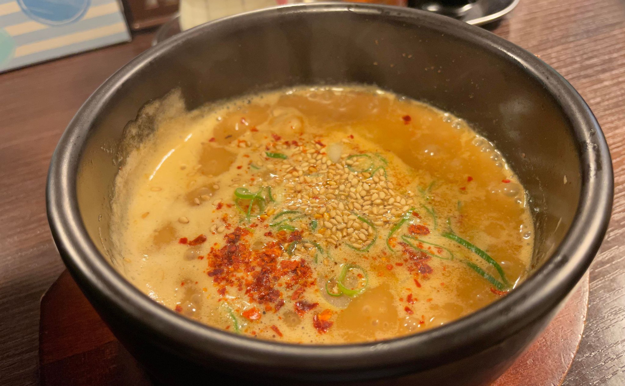 熱海 ラーメン「維新」(Ishin)熱海本店 辛鶏とん スープ